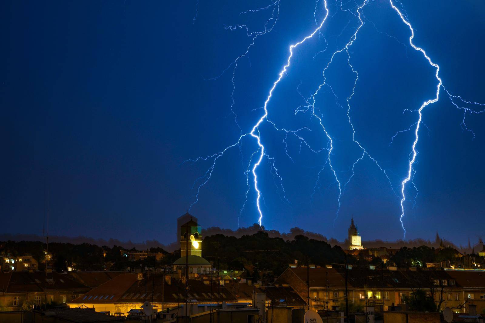 Noćas već stiže jača promjena vremena, izdana su upozorenja