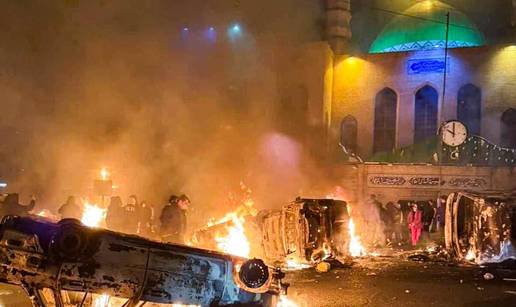 Gori najve&cacute;a d&zcaron;amija u Iranu, &scaron;ire se slike spaljenih Kurana