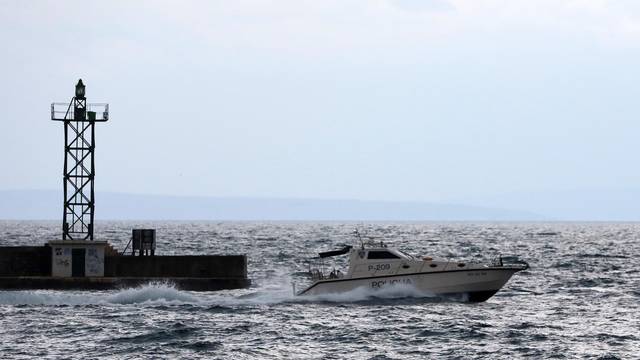 Rijeka: Policijski gliser isplovljava iz luke