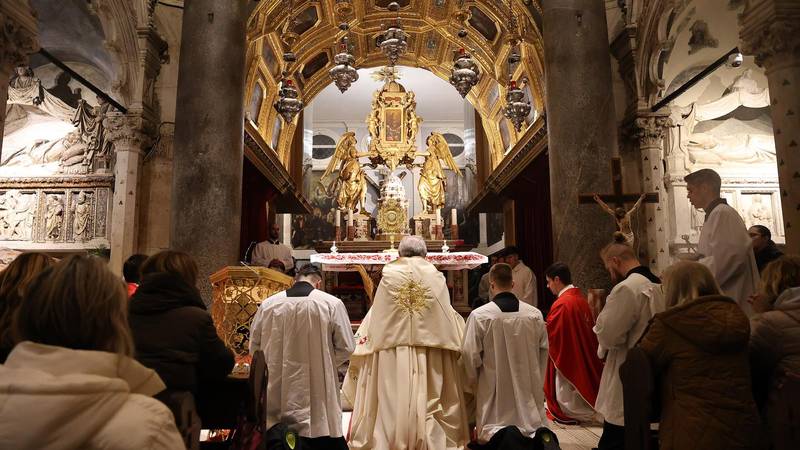 FOTO VELIKI PETAK Ovako su se okupili vjernici u Zadru i Splitu
