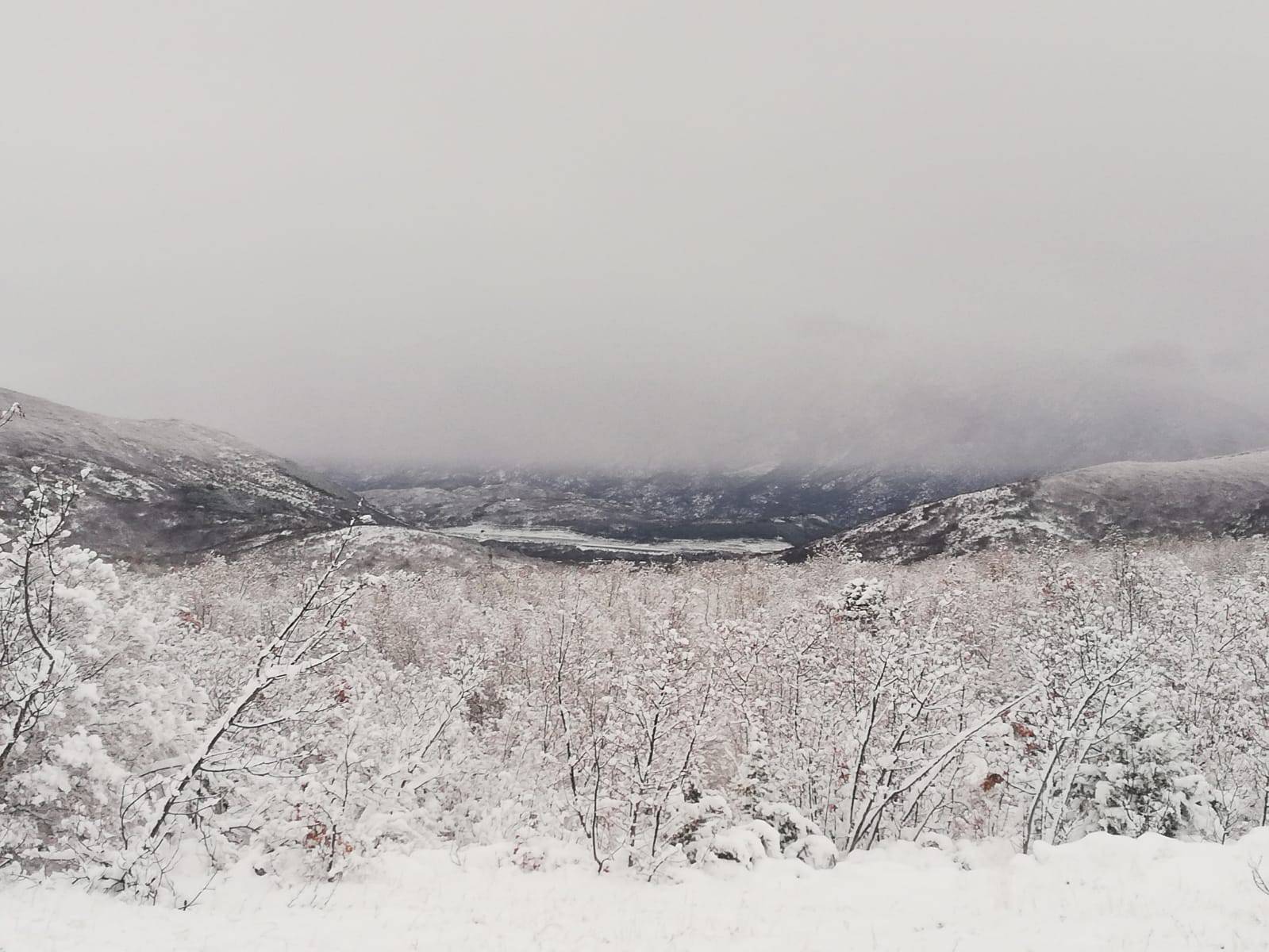Dalmacija zametena: Snijeg u Zagori, zabijelili se Brač i Šolta