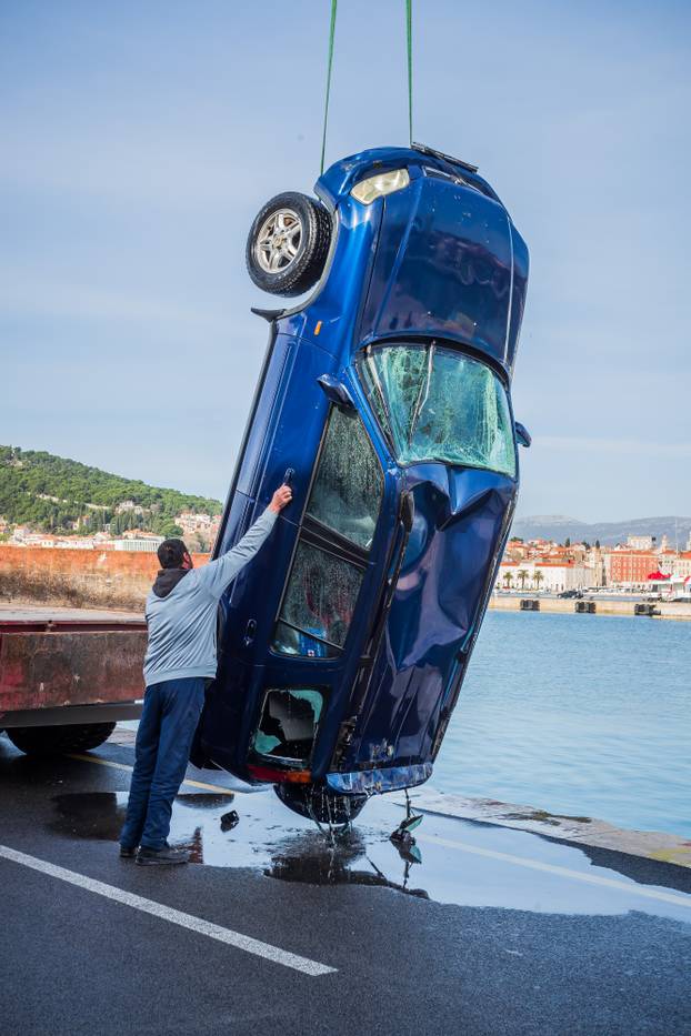 Split: Izvučen automobil koji je sinoć sletio u more kod gradske luke, vozač preminuo