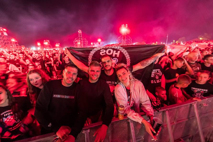 Obožavatelji na velikom koncertu Marka Perkovića Thompsona u Sinju