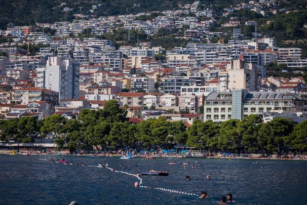 Makarska:  Gužva na glavnoj plaži u Makarskoj