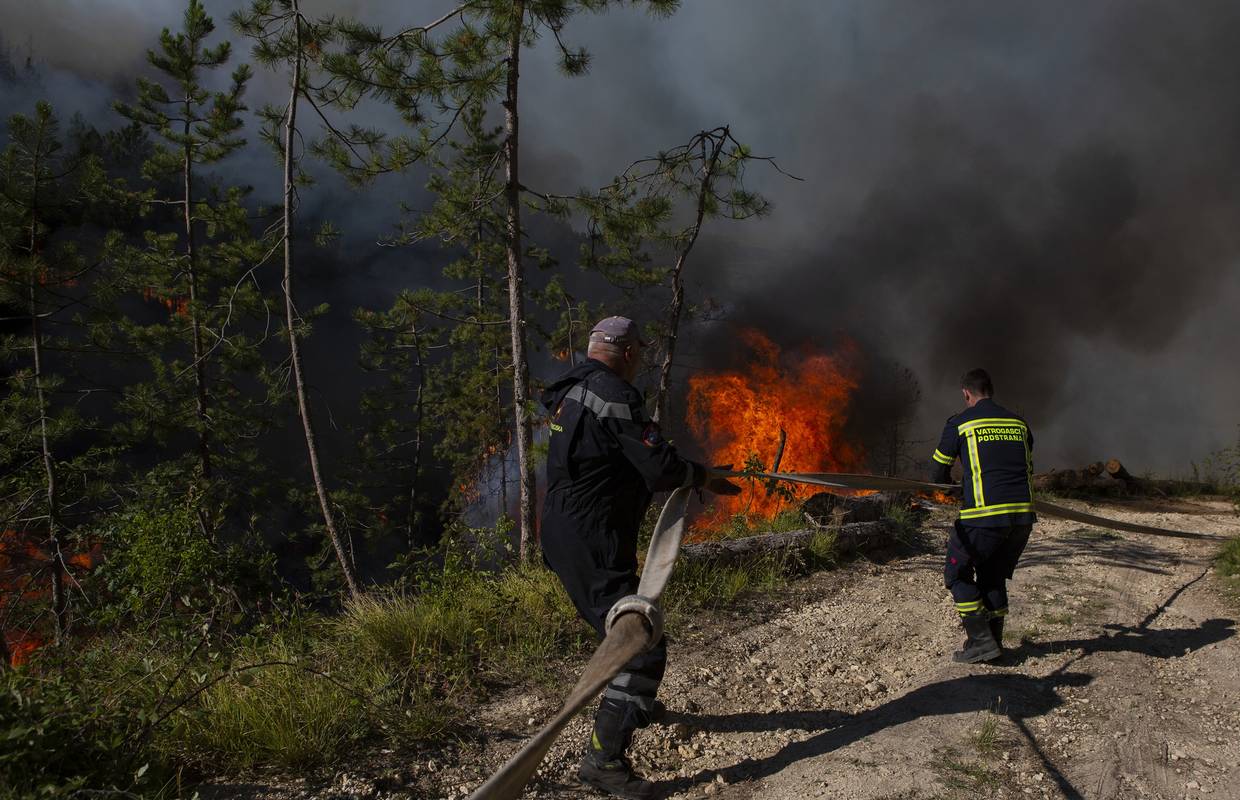 Požar kod Muća ni nakon tri dana nije proglašen ugašenim