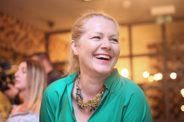 FOTO Barbara Kolar tek po drugi put je voditeljica 'Dore': Ovako je izgledala na početku karijere