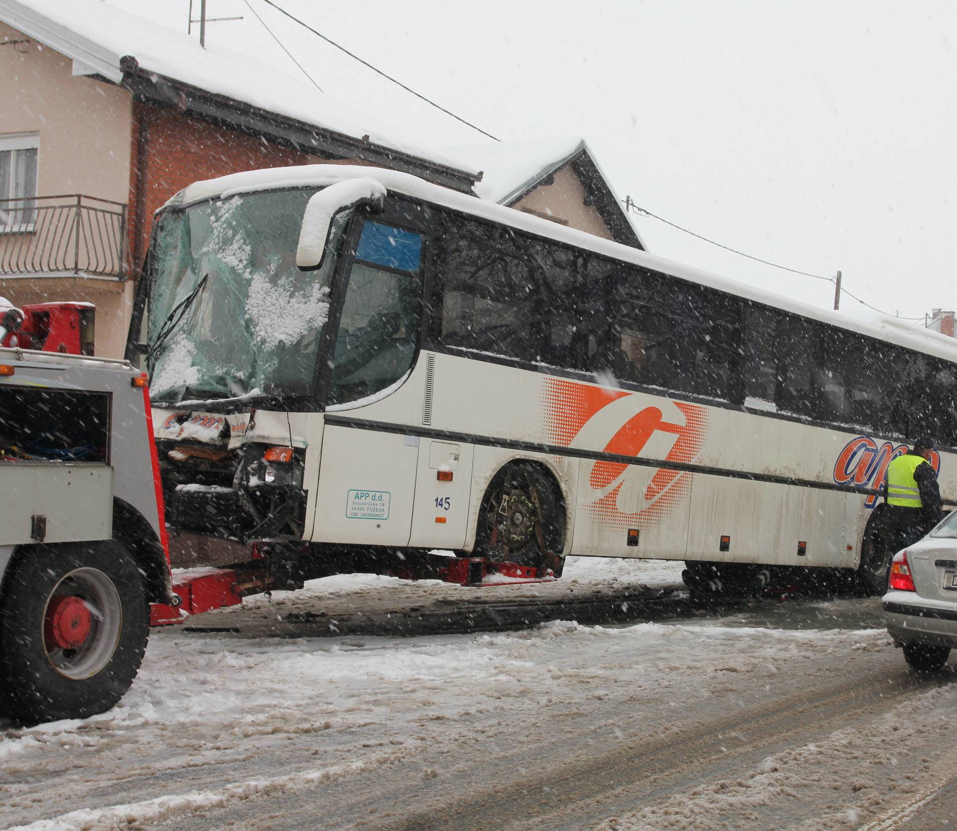 Bio pun vojnika: Bus se sudario s kamionom pa se zabio u kuću