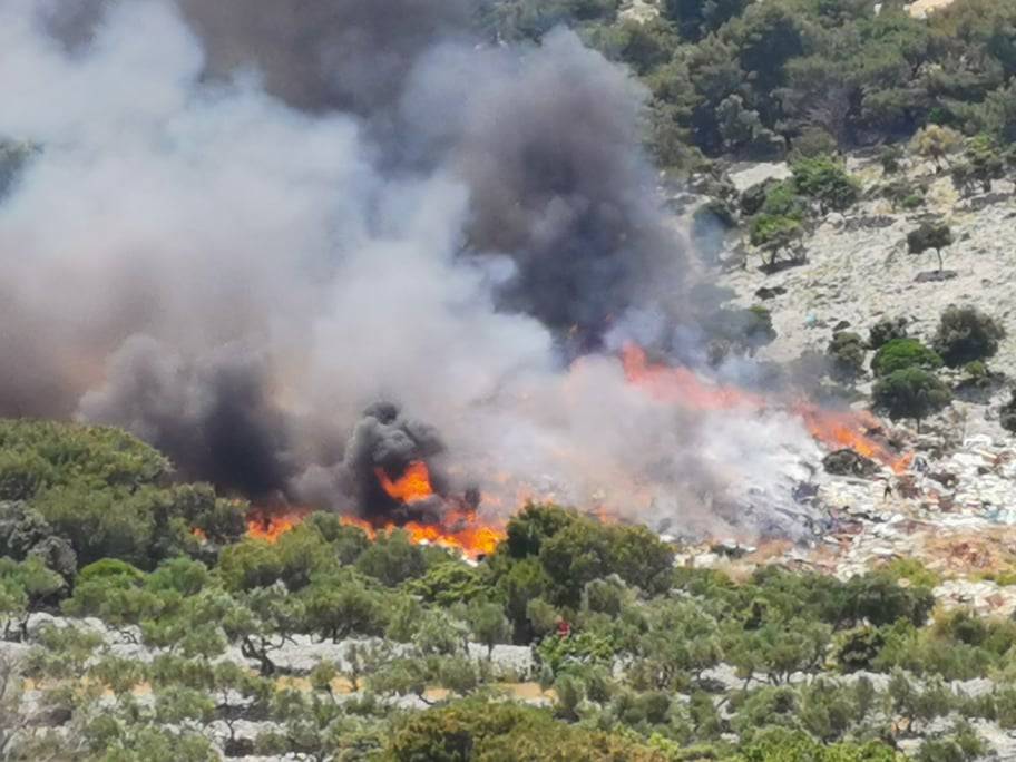 Buknuo je požar na Malom Lošinju: Gori odlagalište otpada