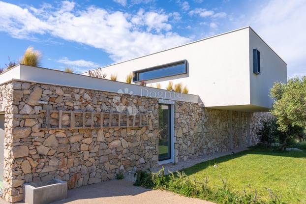 FOTO Nikad viđeno! Prodaje se vila na Šolti. Stoljetna maslina vam raste kraj kauča. Evo cijene