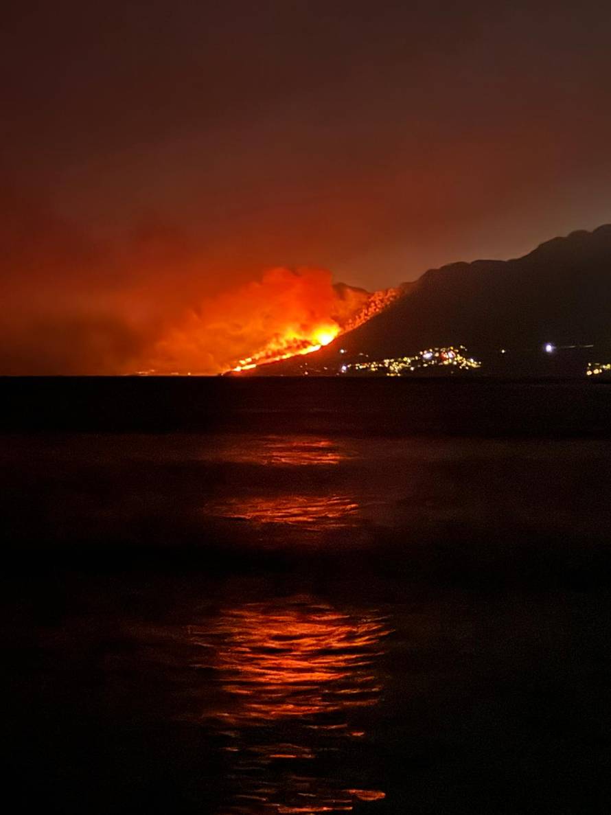 VIDEO: PAKAO KOD OMIŠA Ljude evakuiraju, ceste su blokirane! Stižu vatrogasci iz cijele zemlje