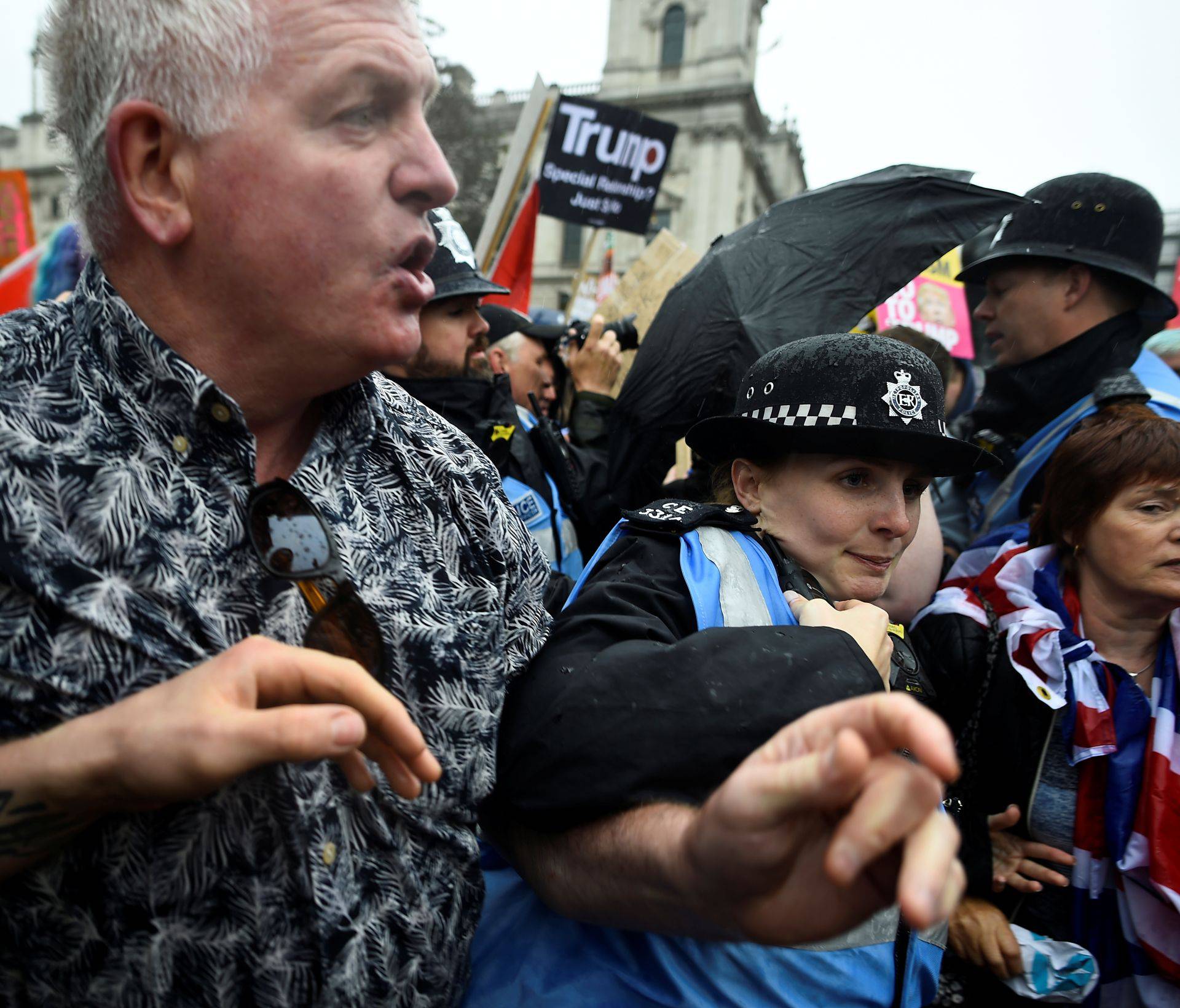 Video: Bijesna rulja u Londonu prebila je Trumpove poklonike