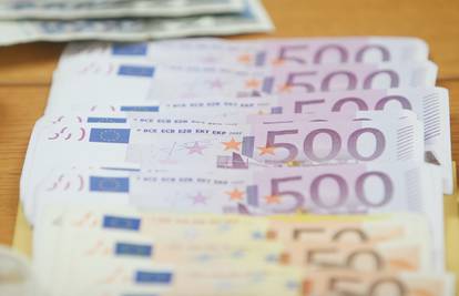 Žena pronašla 20.000 eura na bankomatu i odmah ih vratila