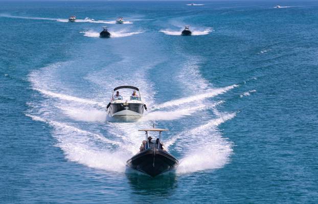Trogir: Turistički gliseri i taxi brodovi 