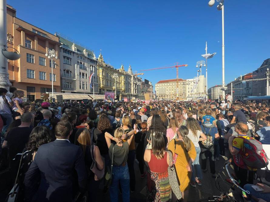 Gotov prosvjed: Građani diljem Hrvatske pružili podršku Mireli