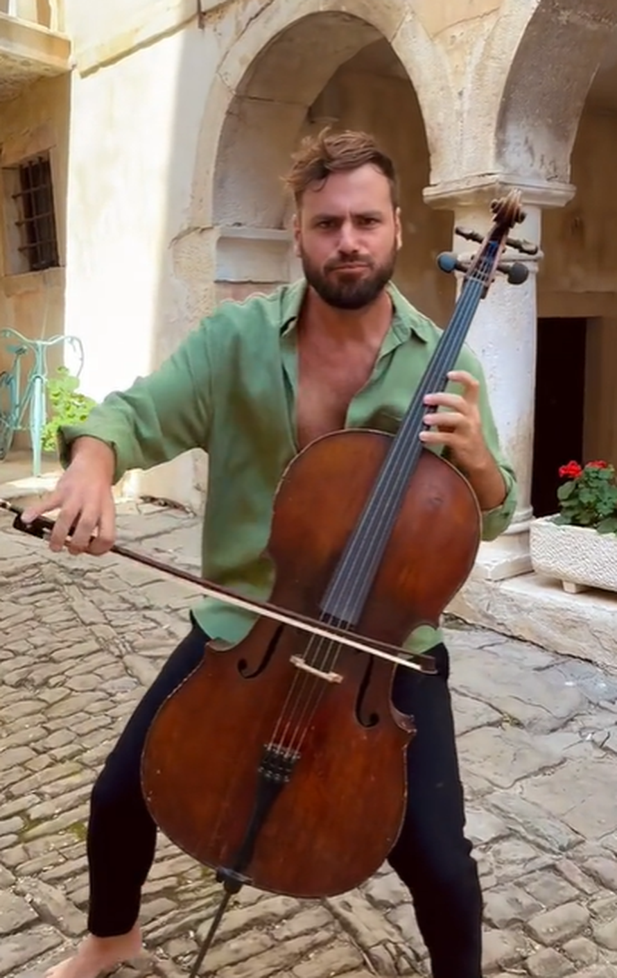 Stjepan Hauser ne obazire se na 'hejtere': Objavio je novi video, bosonog svira nigerijsku pjesmu