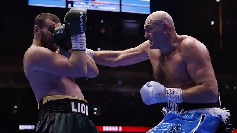 FOTO 'Kralj Cigana' opet udara. Pogledajte kako je Tyson Fury razbio Mahmudova u Londonu