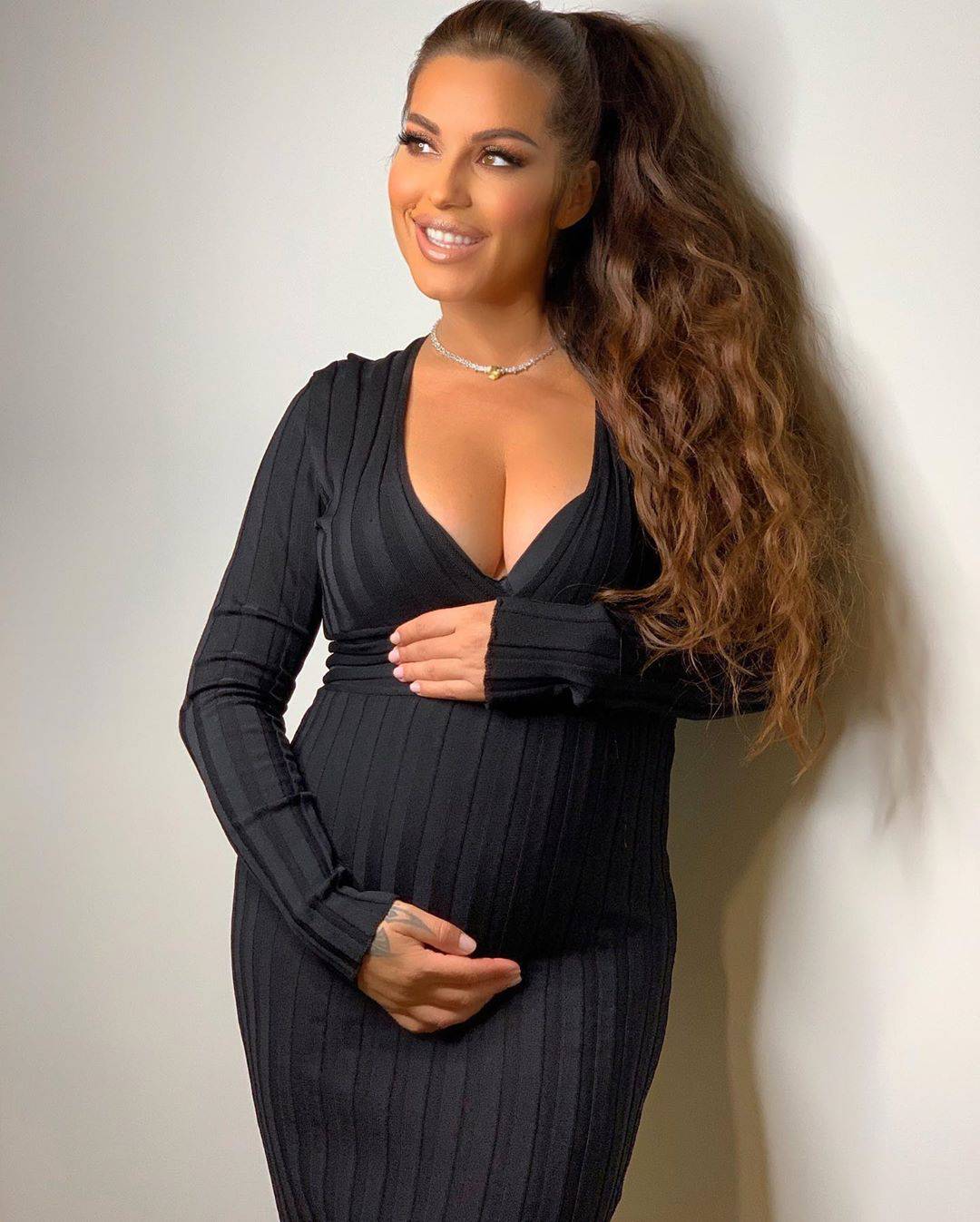 Seka Aleksić pozirala trudna u hotelu: 'Mogu li doći u goste?'