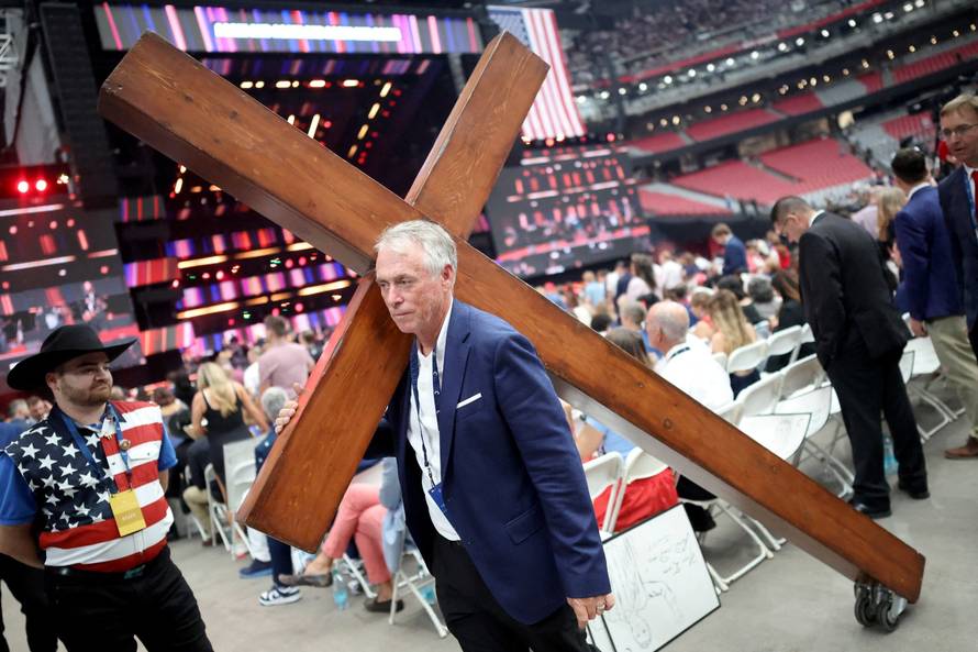 Na komemoraciju Charlieja Kirka donio križ visok tri metra: Vukao ga je na kotačićima