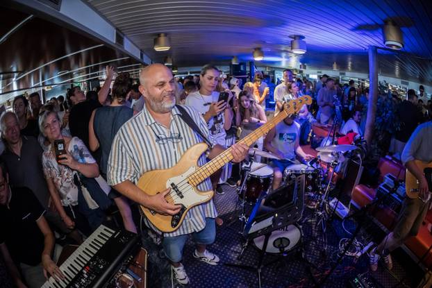 Split: Atmosfera na trajektu koji vozi na koncert Trag u beskraju