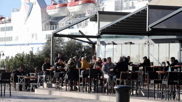 Riječani, nakon dana olujne bure, uživaju u zimskom sunčanom danu na terasama kafića