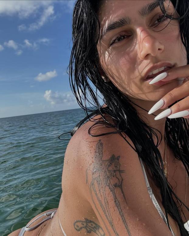 FOTO Ovo je nakit koji dizajnira Mia Khalifa: Kolekcije nazvala 'Šejtan' i 'Djevica Marija'