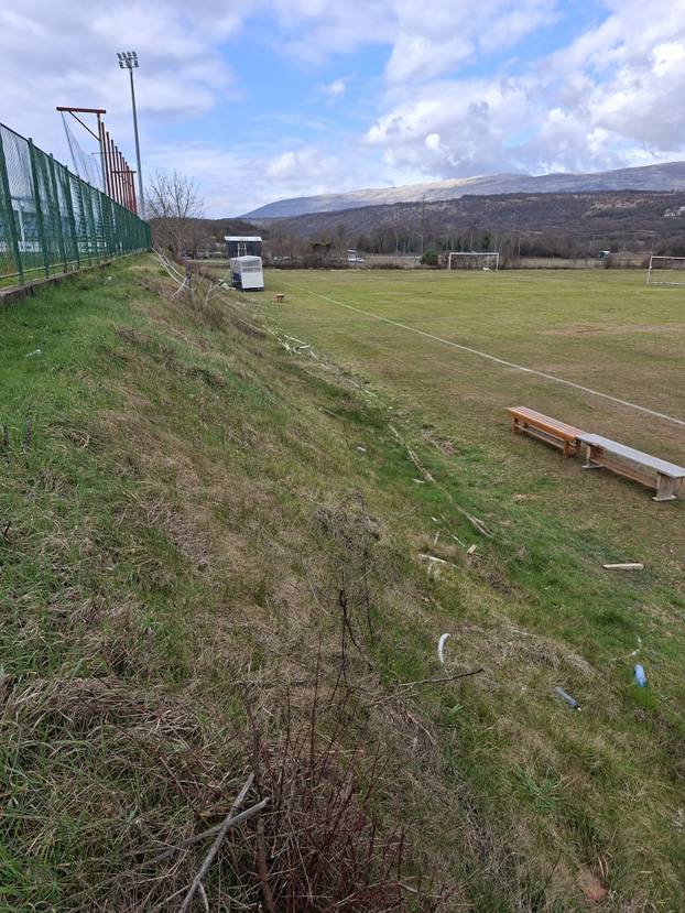 FOTO Sramota u Hrvacama. Ovo je nogometni teren?! Javio se savez, pogledajte što su našli