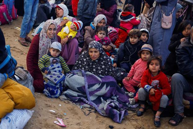 Displaced Palestinians wait to be allowed to return to their homes in northern Gaza, in the central Gaza Strip