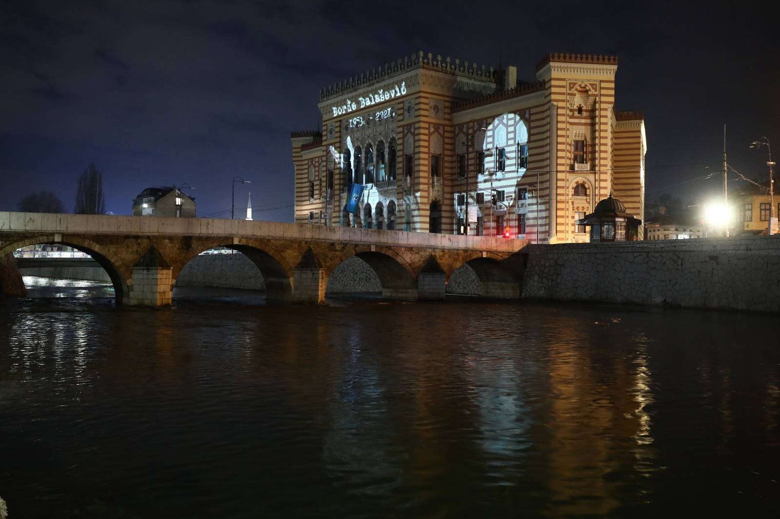 Sarajevska vijećnica osvijetljena povodom Balaševićeve smrti