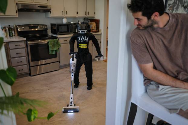 Humanoid robots begin cleaning houses in San Francisco