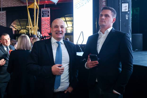 Zagreb: Slavlje u izbornom stožeru Zorana Milanovića nakon rezultata prvih izlaznih anketa