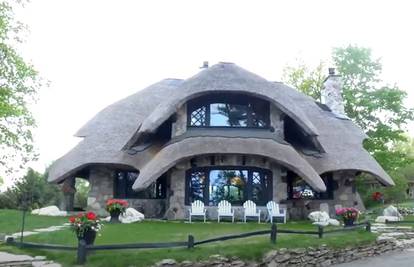 'Kuću gljivu' sa slamnatim krovom prodaju za 34 milijuna kuna - pogledajte unutrašnjost