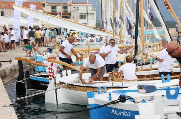 FOTO Čuvari stoljetne tradicije: Drveni brodovi utrkivali se na 'Regati za dušu i tilo' u Betini