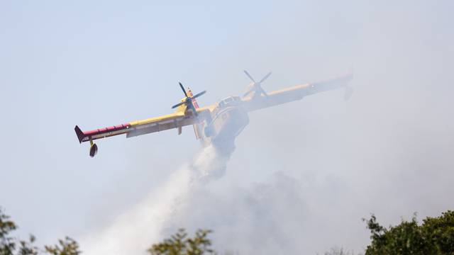 Gori u Dalmaciji: Kanaderi gase požar u Zadarskoj, helikopter u Splitsko-dalmatinskoj županiji