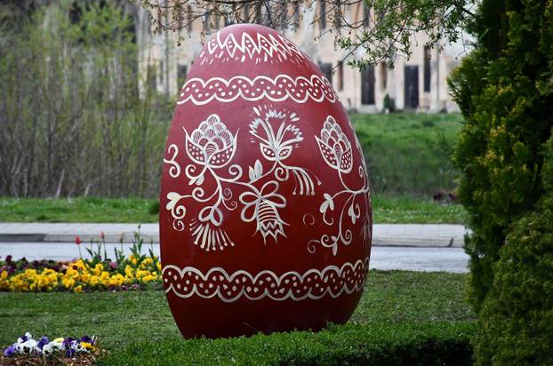 Slavonski Brod: Počelo ukrašavanje središta grada uskrsnim dekoracijama