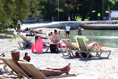 FOTO U Vodicama je jesen samo u kalendaru: Turisti na plažama upijaju sunce i uživaju u moru