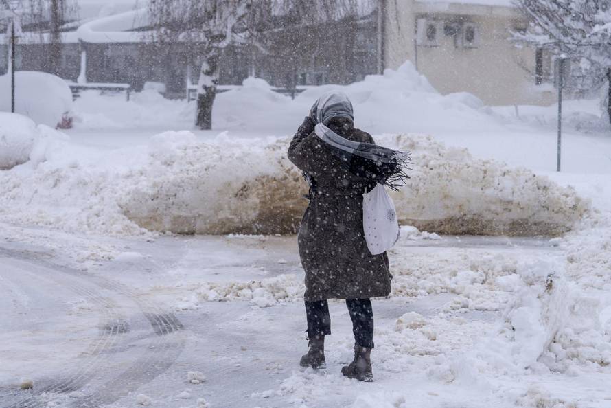 Korenica: Jako snježno nevrijeme stvorilo velike probleme u prometu