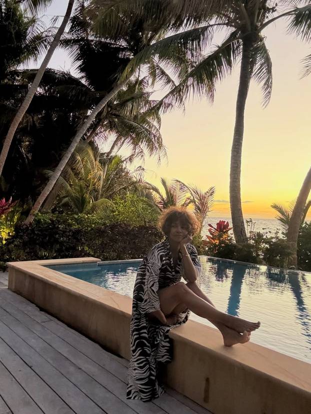 FOTO Grudnjaci su precijenjeni: Halle Berry pokazala dekolte u zavodljivoj satenskoj haljinici
