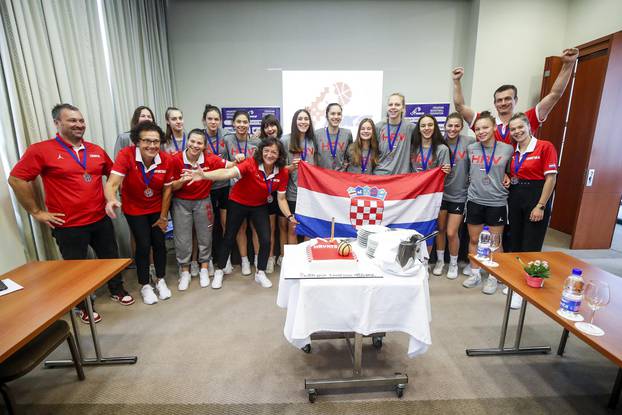Zagreb: Doček i konferencija za medije brončane U16 ženske košarkaške reprezentacije Hrvatske 