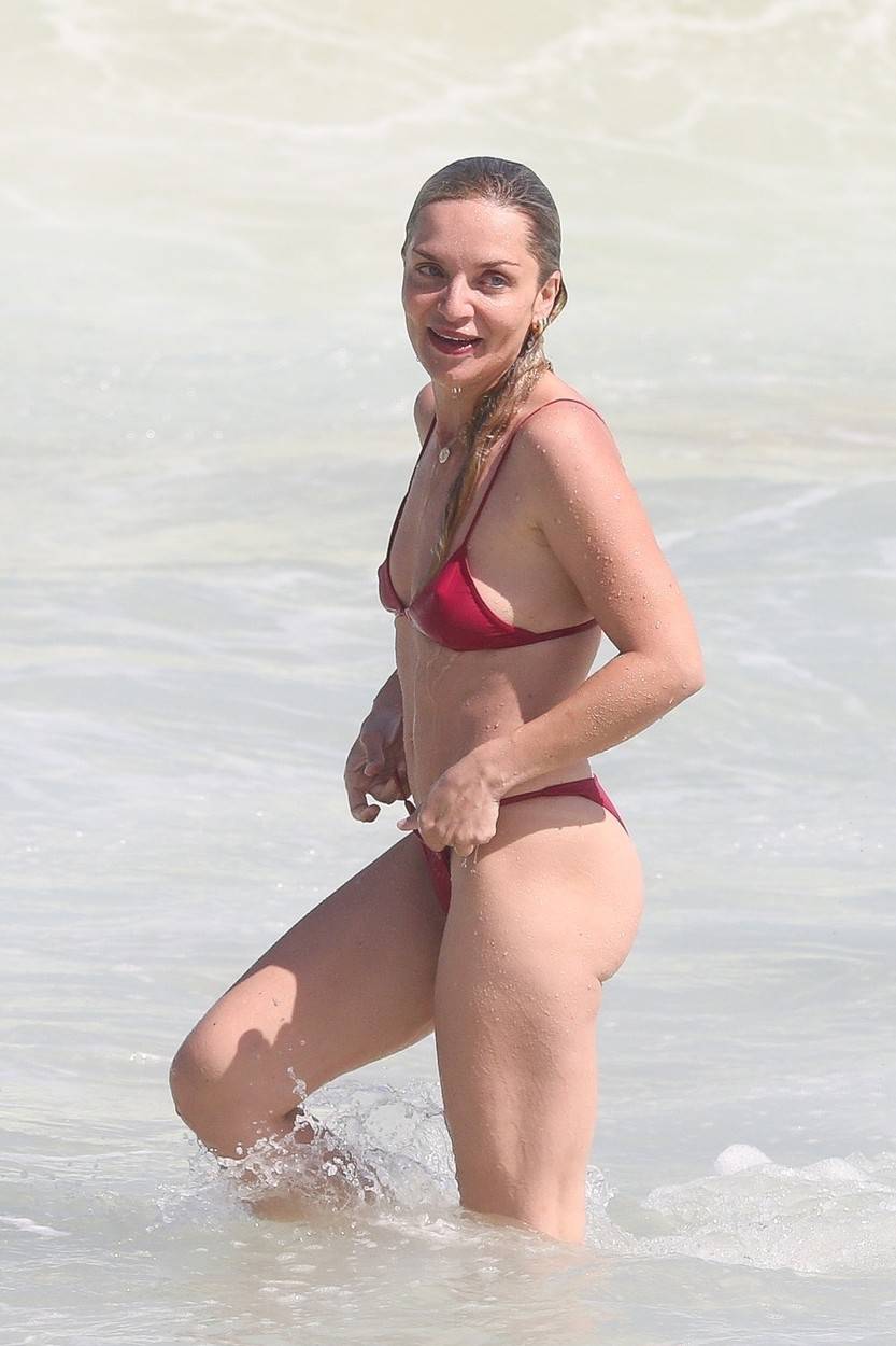 *PREMIUM-EXCLUSIVE* Hunter Biden's Wife Melissa Cohen looks fit and fabulous in a tiny red bikini as she relaxes in Rio de Janeiro!
