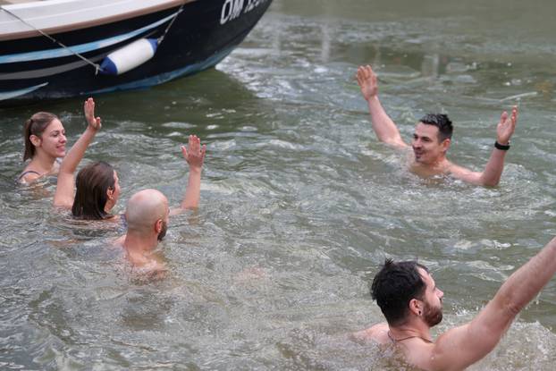 Osijek: Zimsko kupanje u hladnoj rijeci Dravi na Silvestrovo