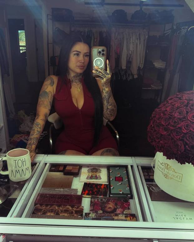 Bujna Kata: Tata joj je bio narko šef, a ona tetovira slavne face: 'Operacije? Samo koža i pupak'