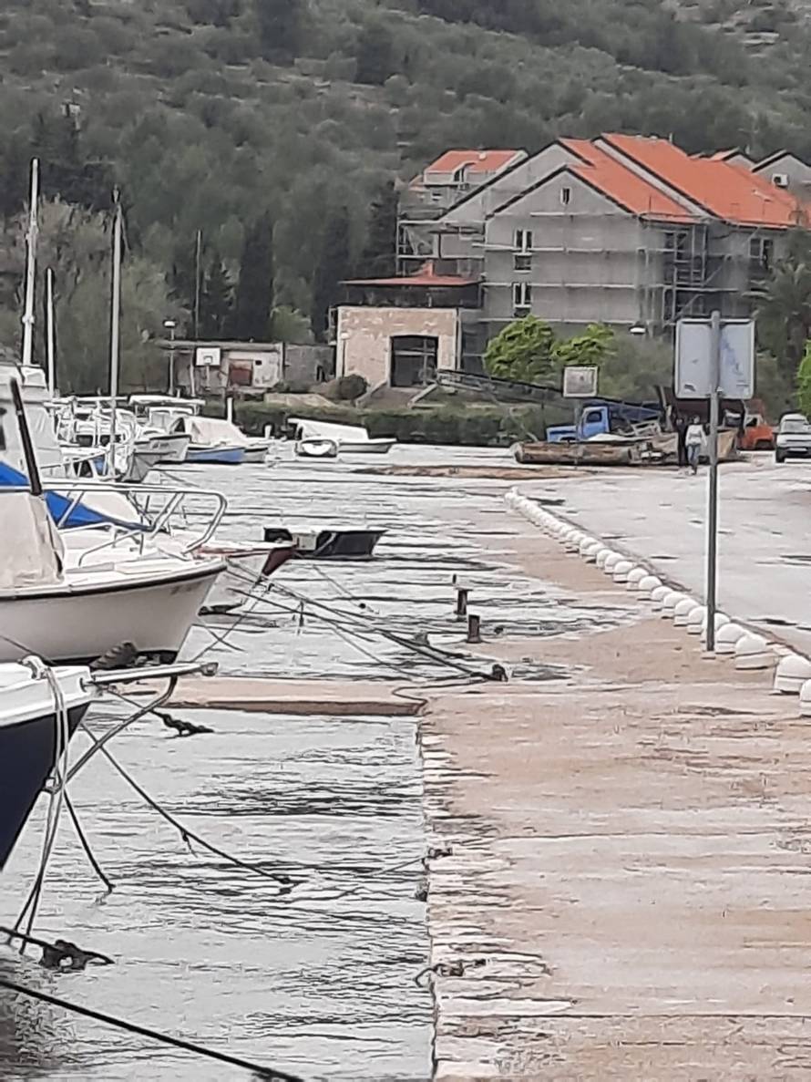 Meteorološki tsunami pogodio Velu Luku, nasukale se brodice