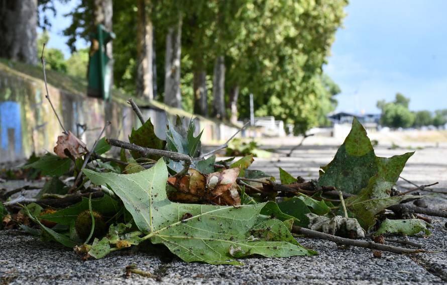 FOTO Dvoje ljudi ozlijeđeno u oluji koja je poharala Zagreb, velika šteta i u Slavoniji...
