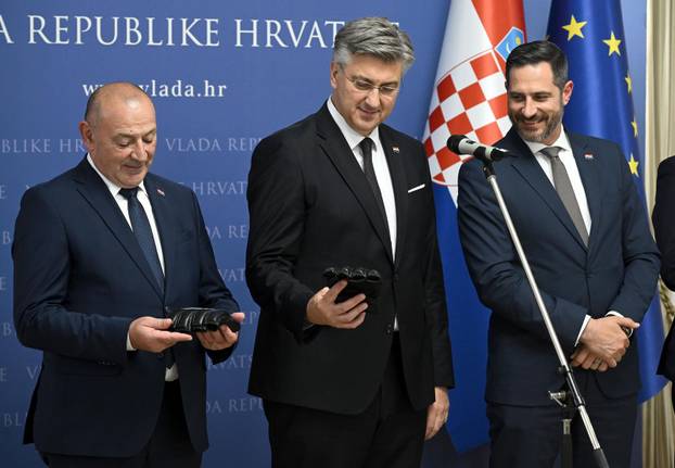 Zagreb: Andrej Plenković uručio Domovnicu Stipi Miočiću i njegovoj obitelji
