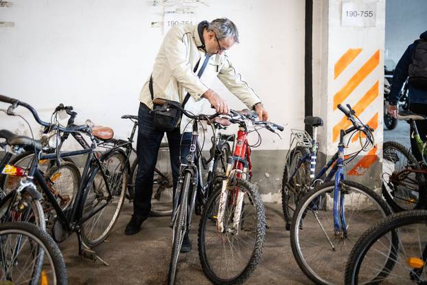 Zagrebačka policija organizirala je  javnu prodaju pronađenih predmeta kojima je istekao rok čuvanja