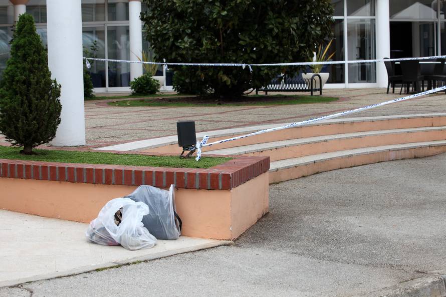 Pred turistima: Upucao dvoje ispred hotela, bježi u BMW-u