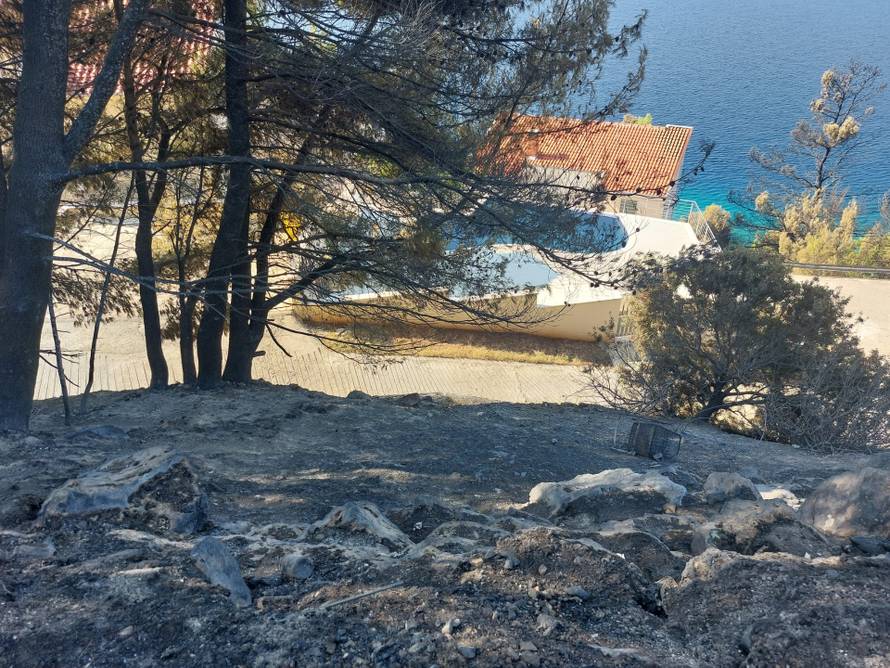 DRAMATIČNI PRIZORI Od kuća i apartmana ostalo tek zgarište! Požar kraj Omiša gutao sve