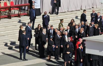 Plenković i Milanović u pratnji supruga stigli na sprovod pape