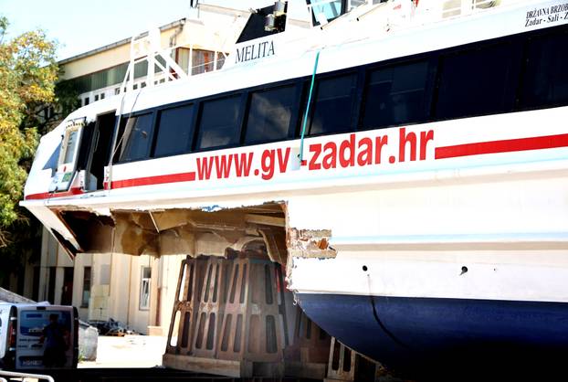 Ošte?eni katamaran Melita dotegljen u šibensko brodogradilište Iskra