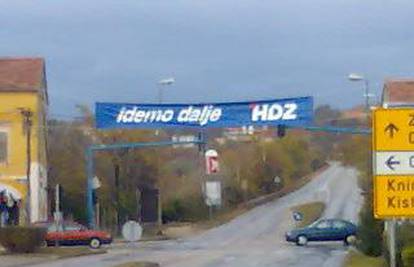 HDZ-ova reklama zaklanja semafor u Benkovcu 